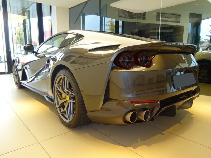 ferrari-812-6-5-v12-superfast