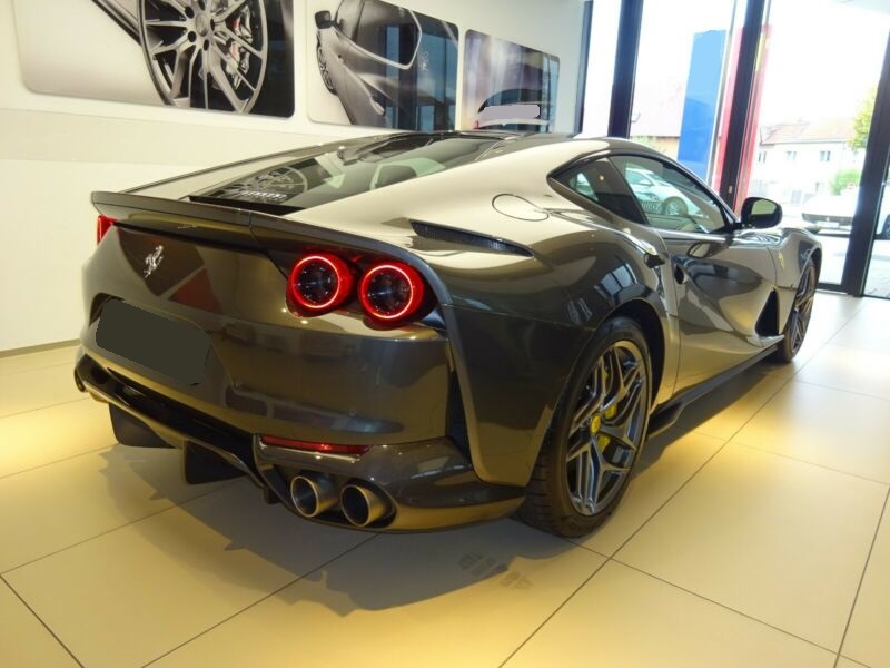 ferrari-812-6-5-v12-superfast