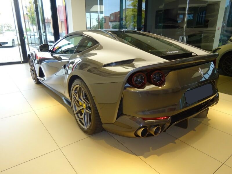 ferrari-812-6-5-v12-superfast