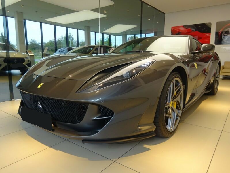 ferrari-812-6-5-v12-superfast