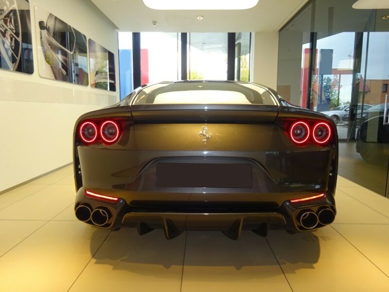 ferrari-812-6-5-v12-superfast
