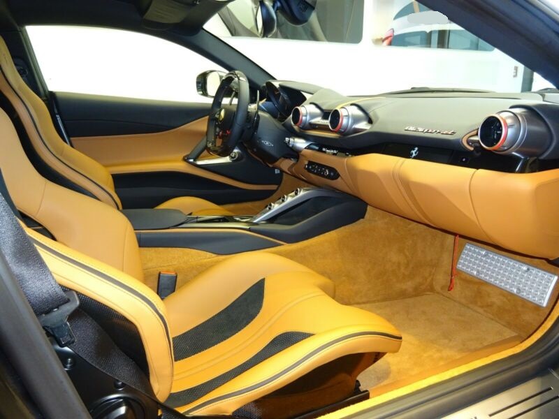 ferrari-812-6-5-v12-superfast