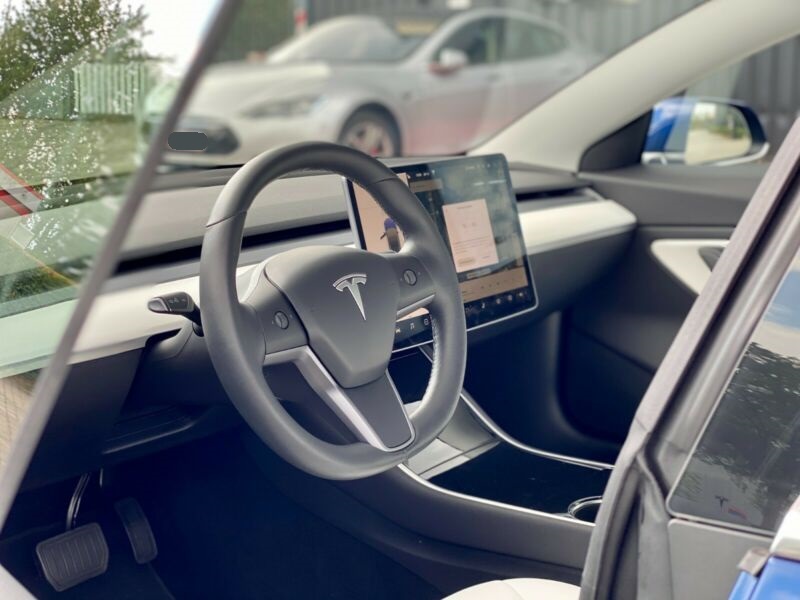 tesla-model-3-self-drive-active-autopilot