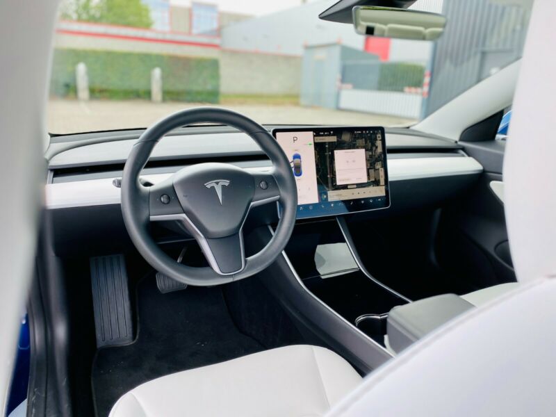 tesla-model-3-self-drive-active-autopilot