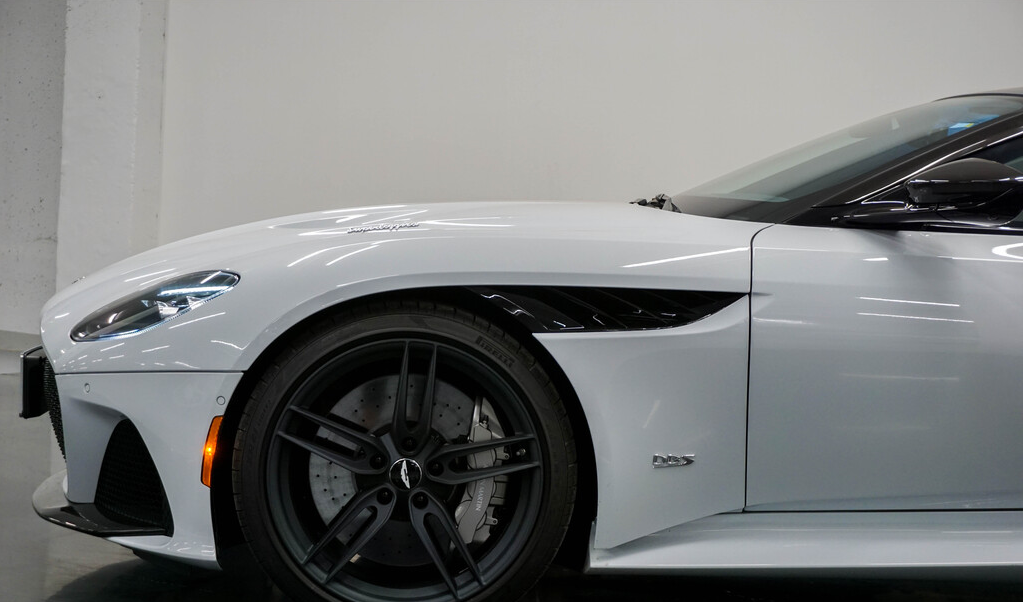 2019-aston-martin-dbs-superleggera