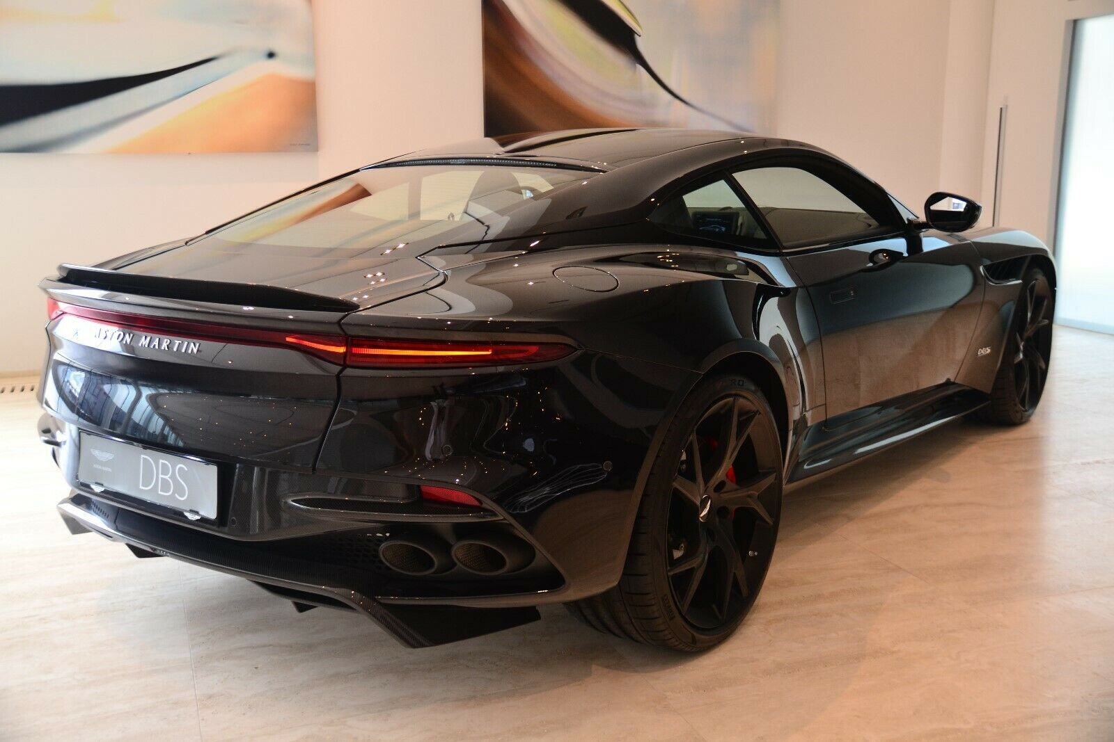 aston-martin-dbs-superleggera-coupe