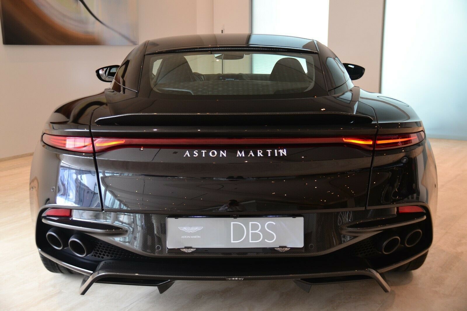aston-martin-dbs-superleggera-coupe