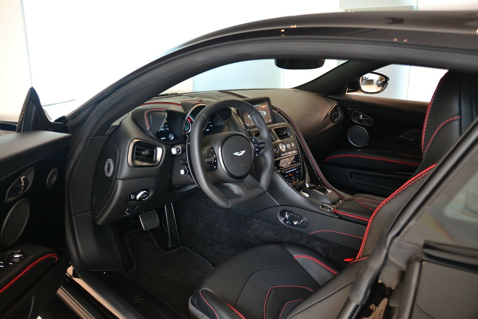 aston-martin-dbs-superleggera-coupe