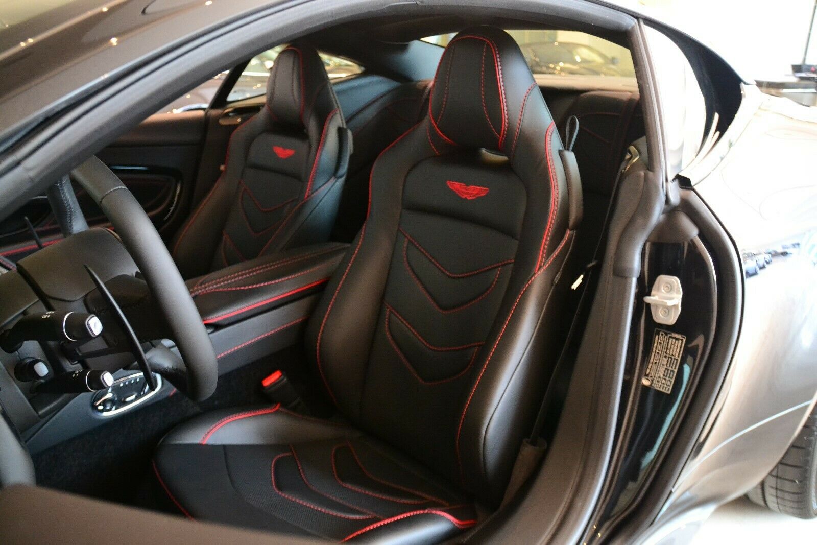 aston-martin-dbs-superleggera-coupe