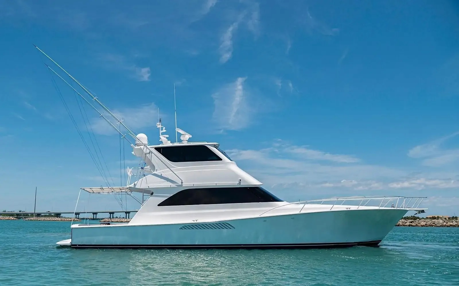 viking-enclosed-bridge-yacht-61-ft