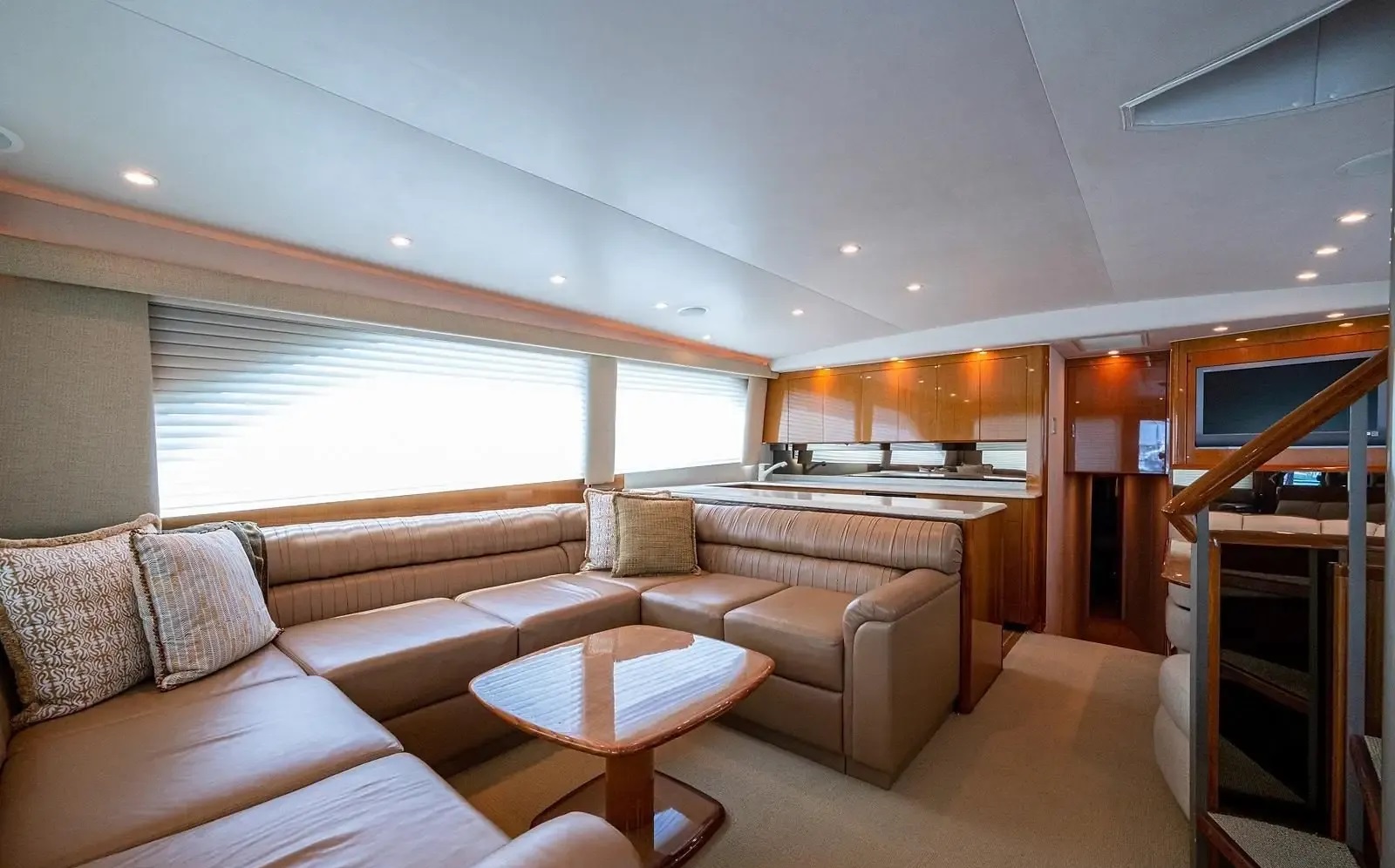 viking-enclosed-bridge-yacht-61-ft