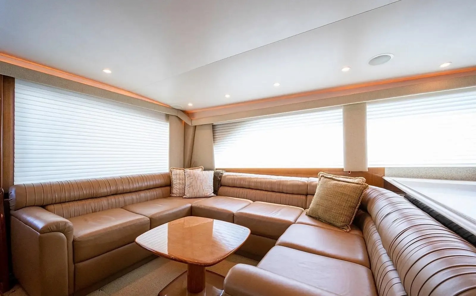 viking-enclosed-bridge-yacht-61-ft