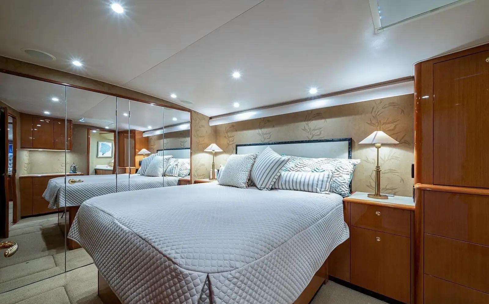 viking-enclosed-bridge-yacht-61-ft