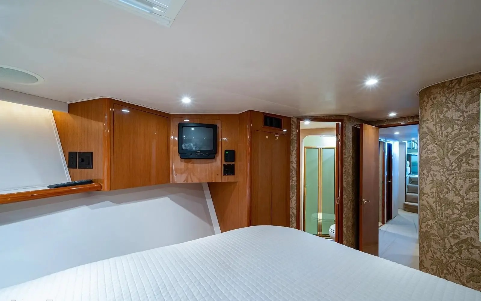 viking-enclosed-bridge-yacht-61-ft